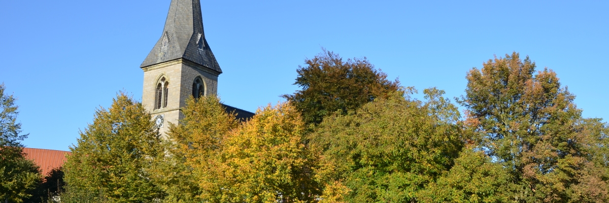 Die St.-Georg-Kirche Herrhausen umgeben von bunten Blättern
